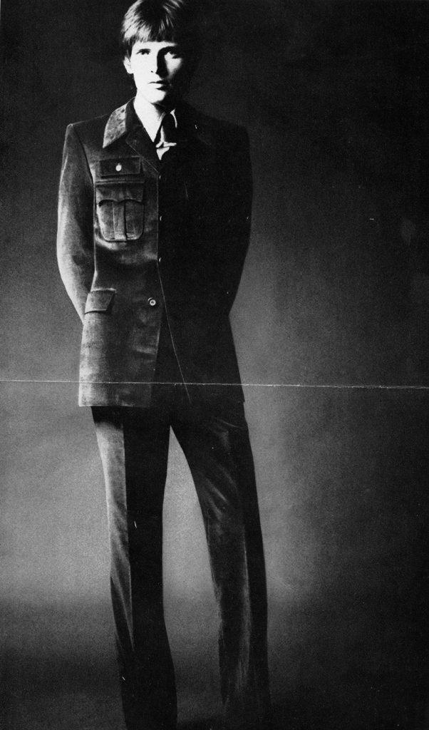 ژاکت لنین پوشیده شده توسط یک مرد